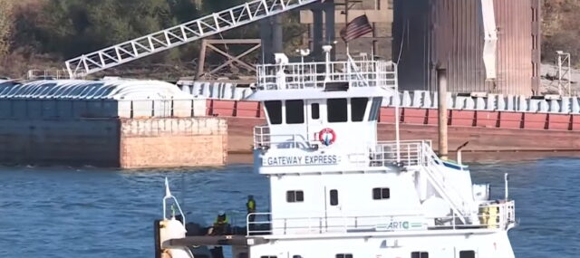 Barge Strike Eads Bridge